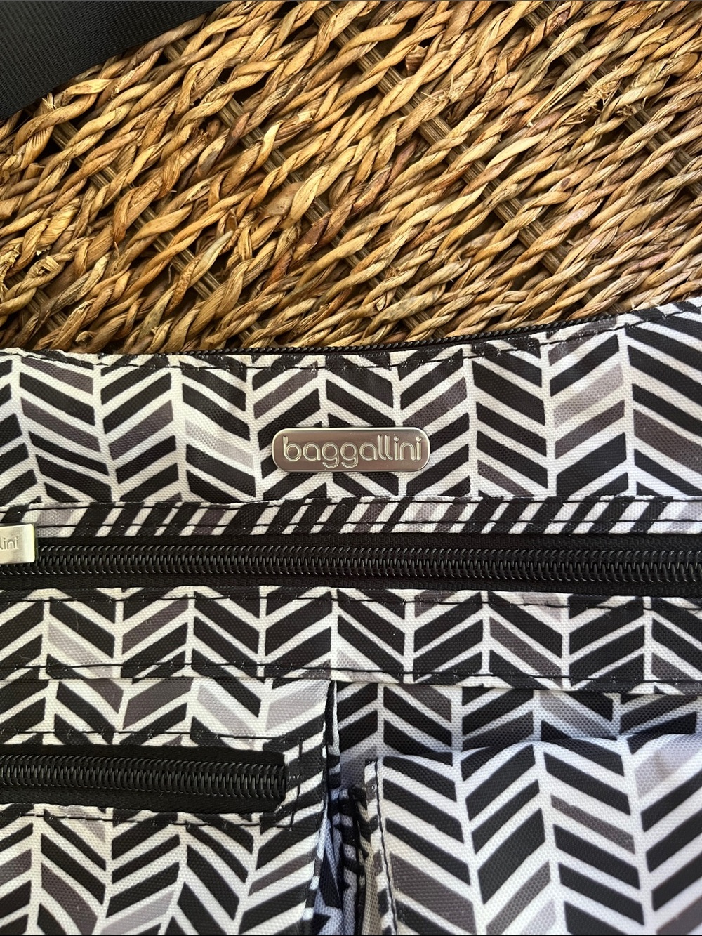 Baggallini Everywhere Bag Chevron Crossbody Bag - Picture 2 of 13